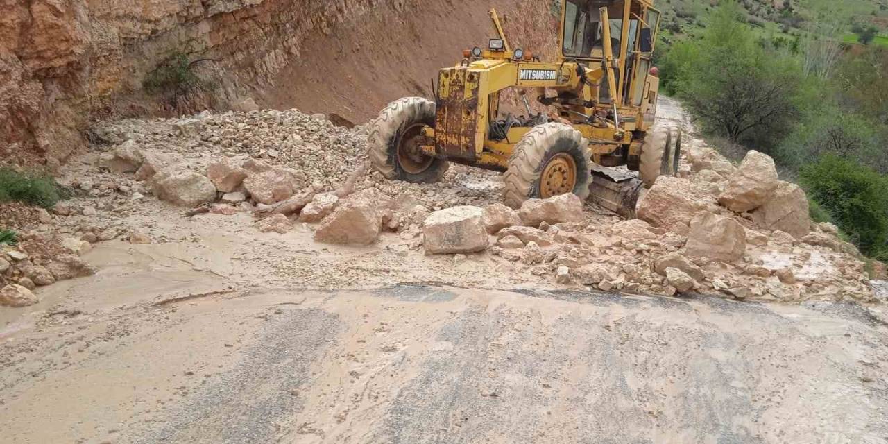 Çemişgezek’te Heyelandan Dolayı Kapanan Yol Açıldı