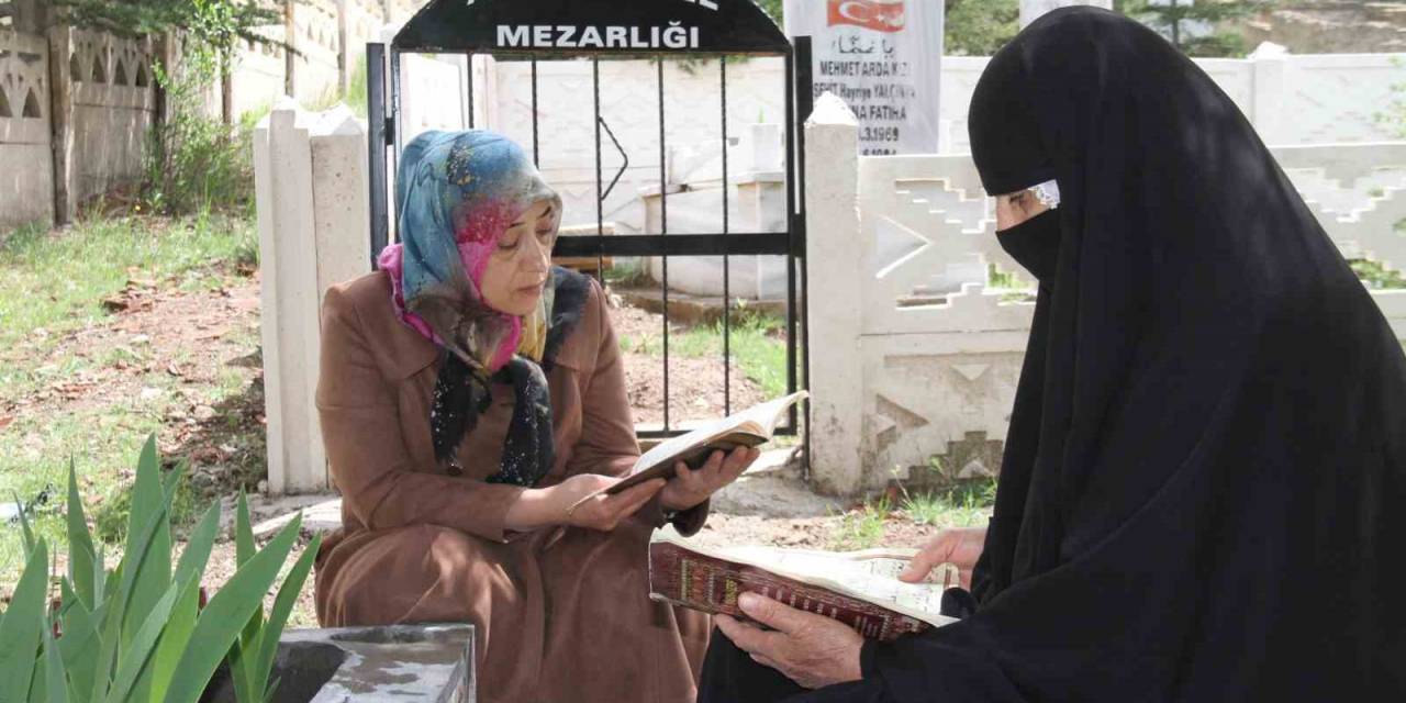 Elazığ’da Vatandaşlar  Mezarlıklara Akın Etti