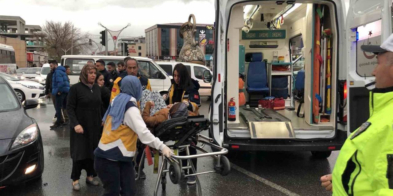 Trafikte Tartıştığı Kadın Sürücüyü Darp Eden Kişi Vatandaşlar Tarafından Linç Edilmek İstendi