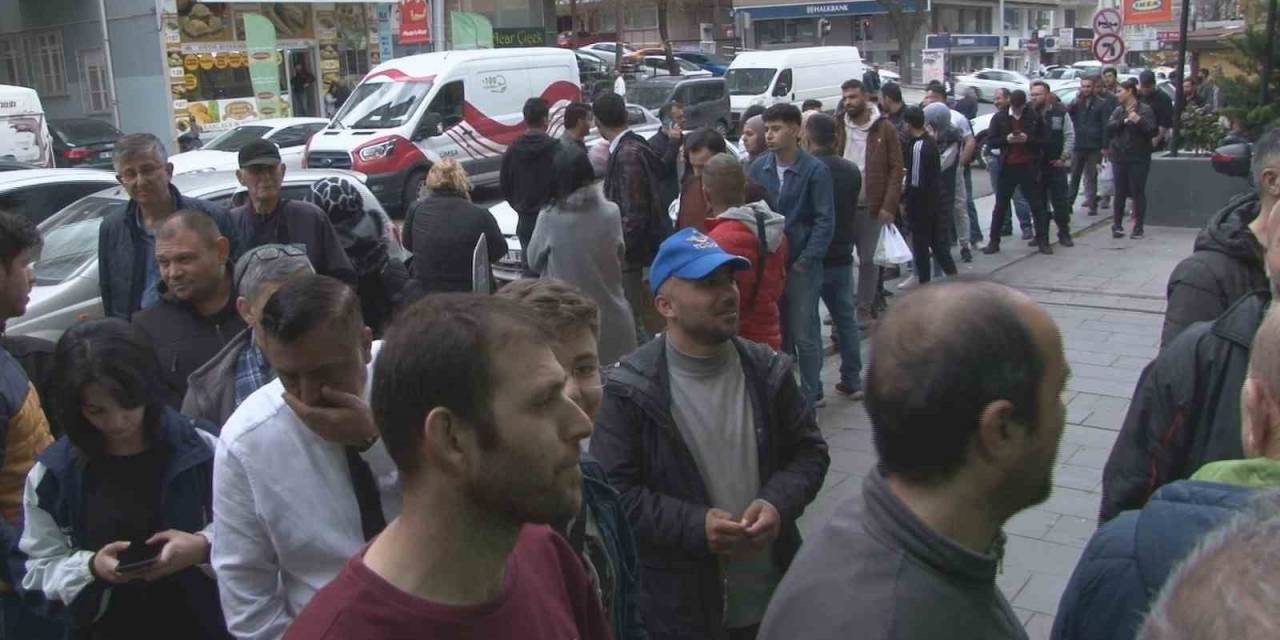 Ankara’daki Baklavacılarda Bayram Öncesi Metrelerce Kuyruk Oluştu