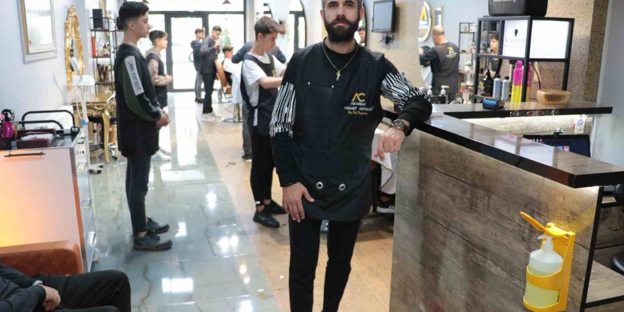 Enkazdan Kurtulan Berber Çalışmaya Başladı