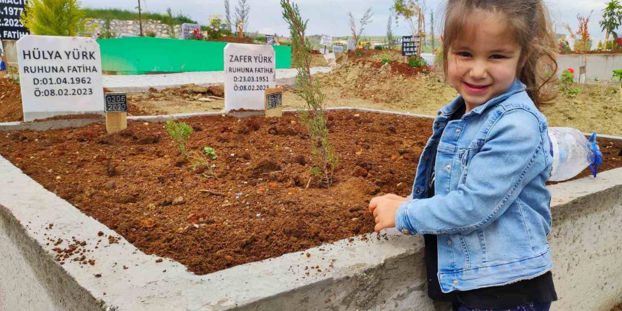 Adana’da Buruk Bayram: Depremde Ölenlerin Kabirlerine Şeker Bıraktılar