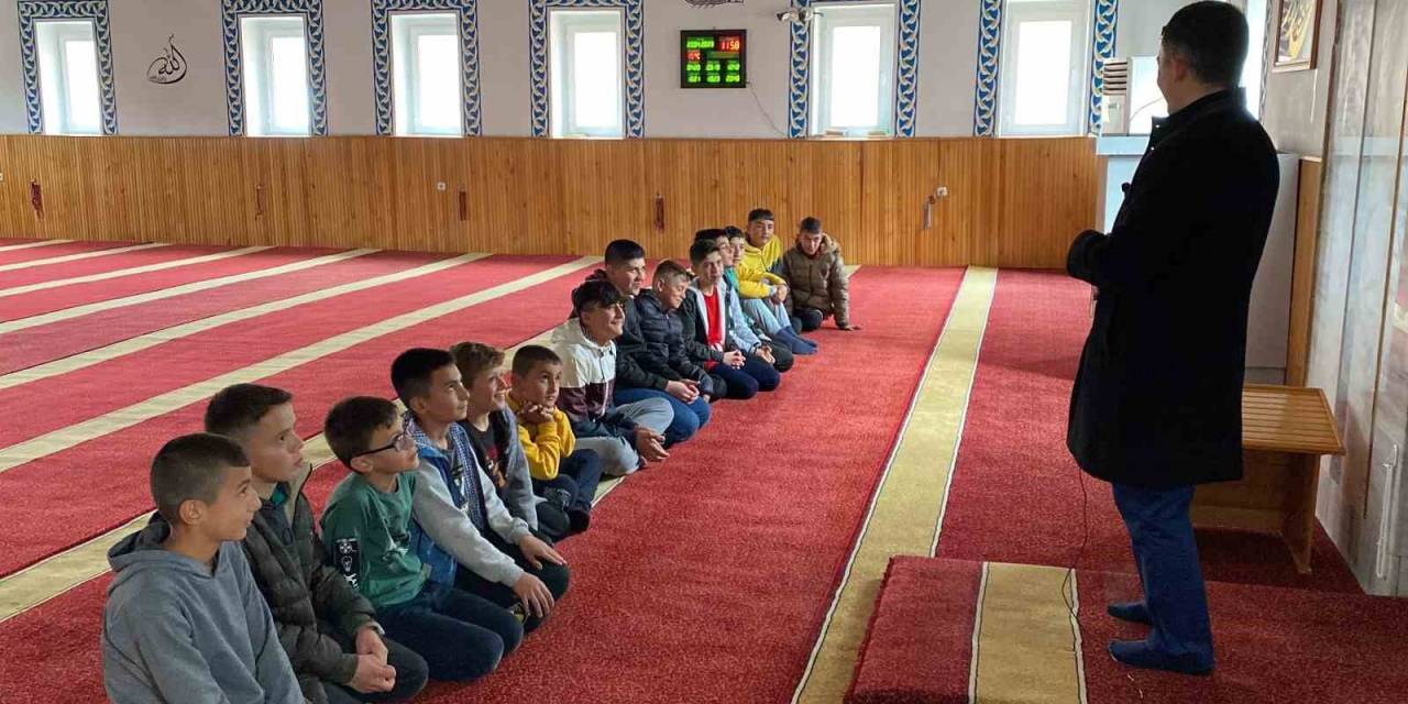 Camilere Gelen Öğrencilere Bayram Harçlığı