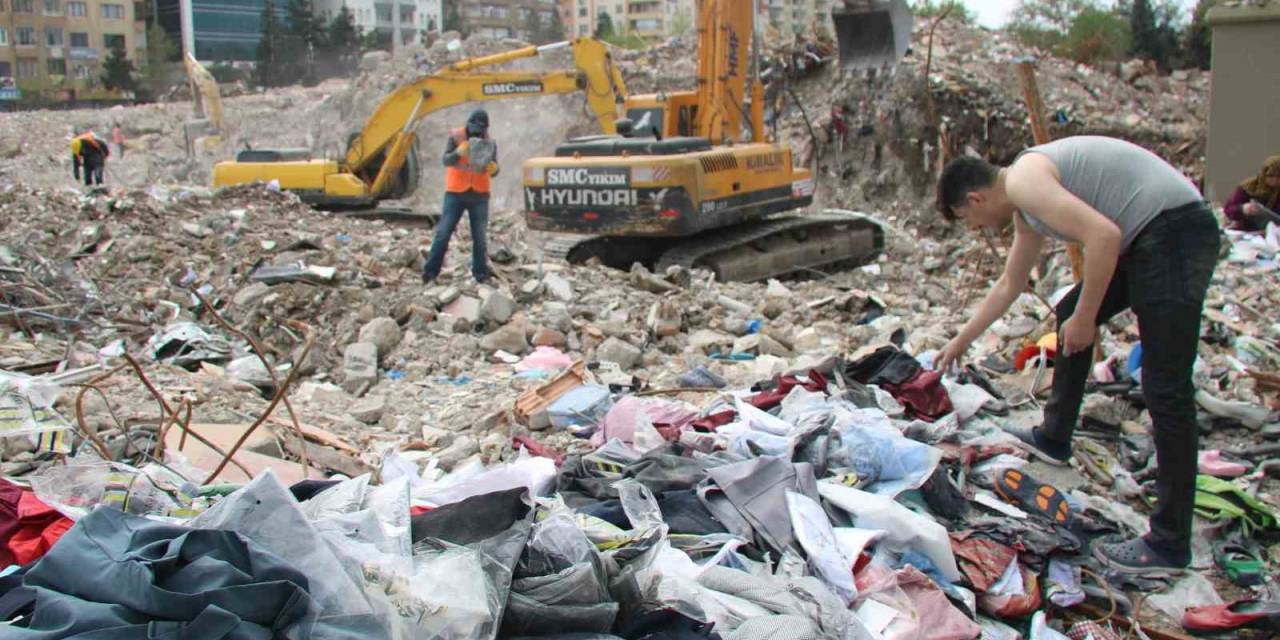 Galeri İş Merkezi Enkazında Kalan 3 Milyon Değerindeki İş Kıyafetleri Hak Sahibi Tarafından Toplandı