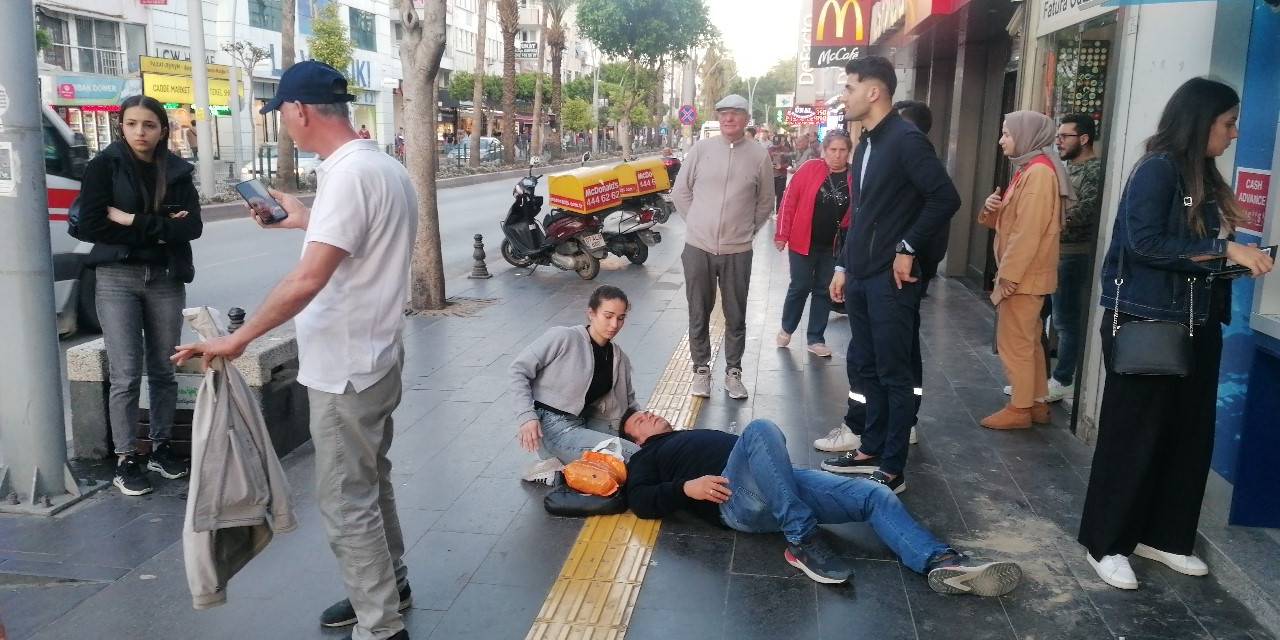 Kazada Yaralanan Adamı Acı İçerisinde Gören Genç Kız, Bir An Olsun Başından Ayrılmadı