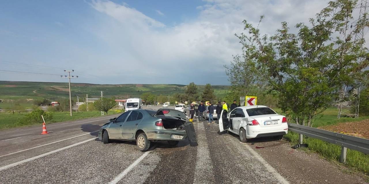İki Otomobil Çarpıştı: 3 Yaralı