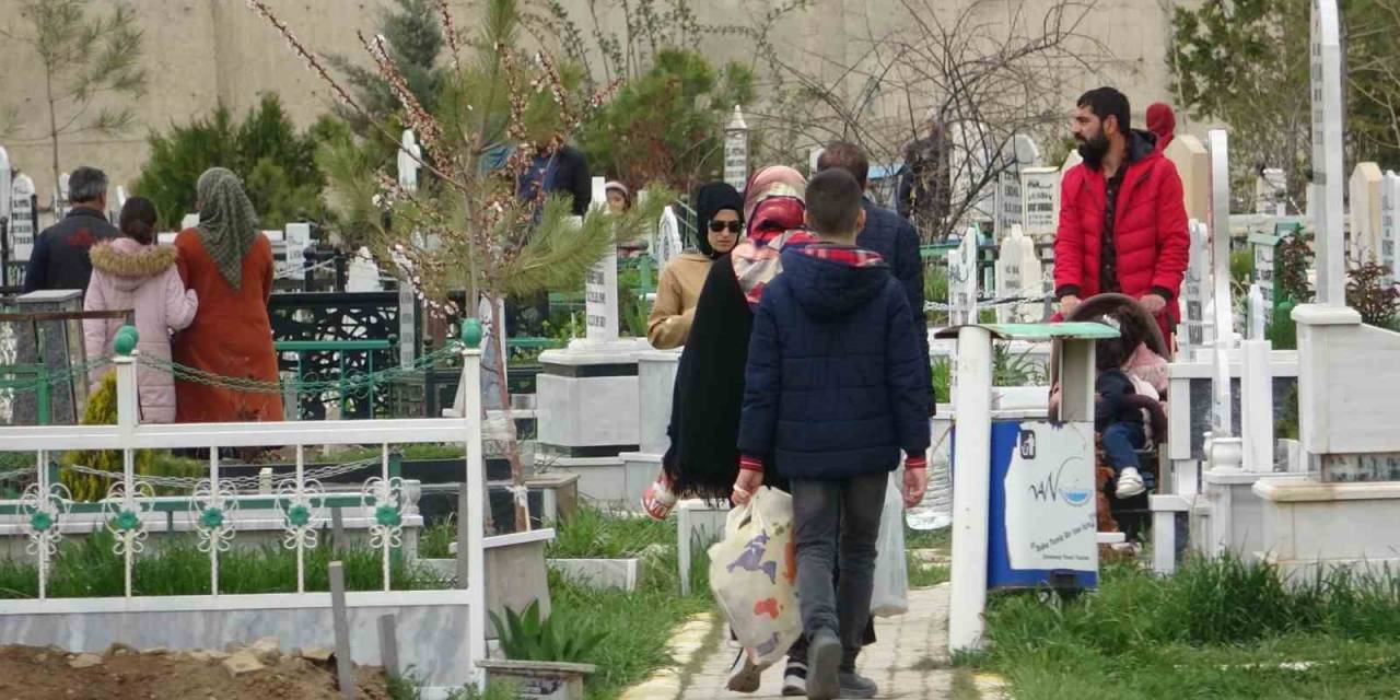 Van’da Arefe Günü Şehitlik Ve Mezarlıklar Doldu Taştı