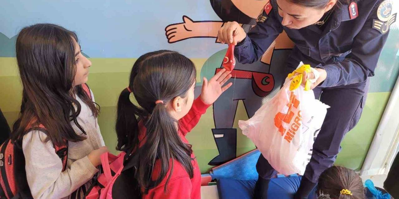 Malatya’da Depremzede Çocuklara Jandarma Şefkati