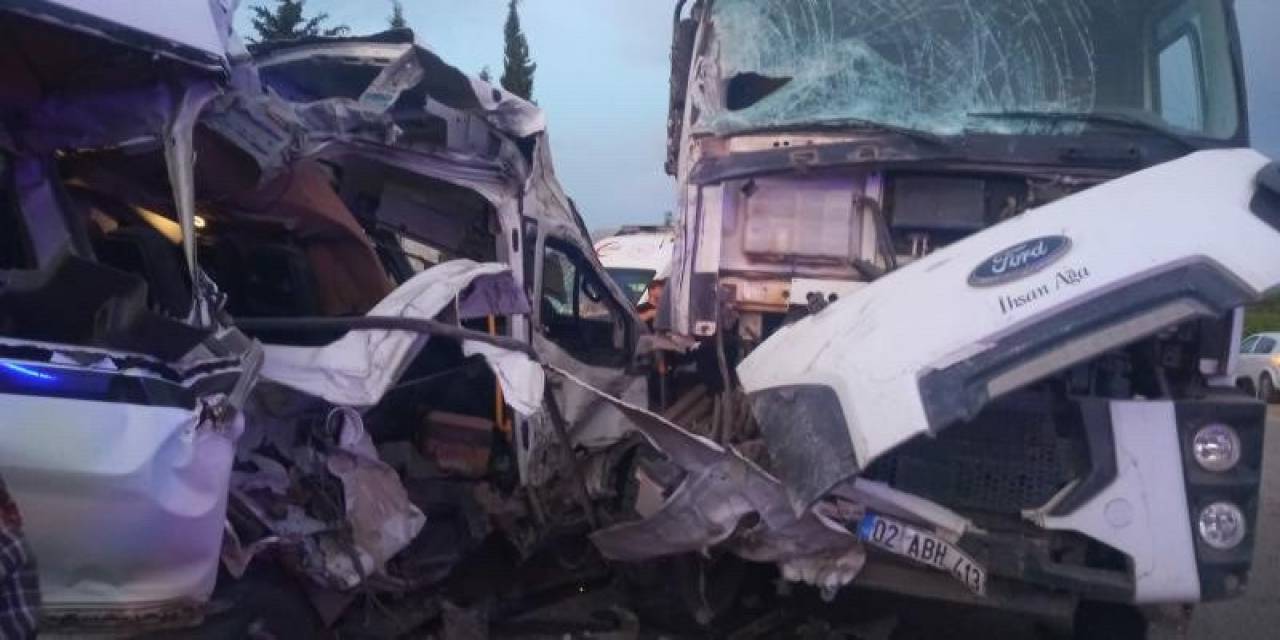 Minibüs İle Kamyon Çarpıştı: 1 Ölü, 4 Yaralı