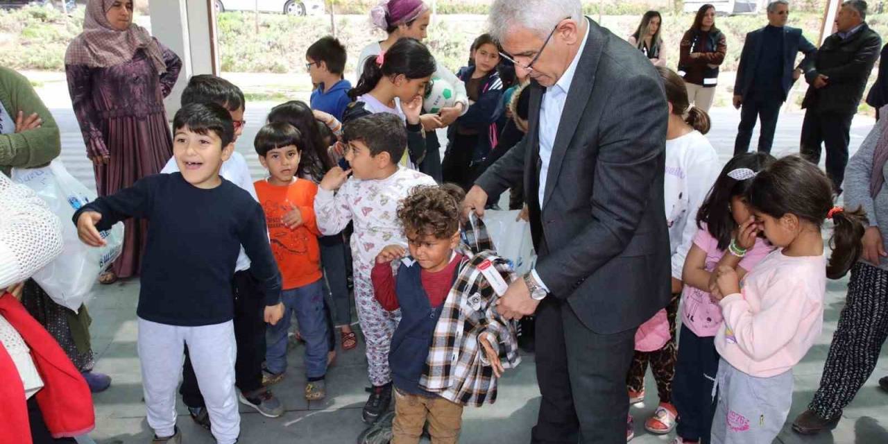 Başkan Güder, Depremzede Çocukların Yüzünü Güldürdü