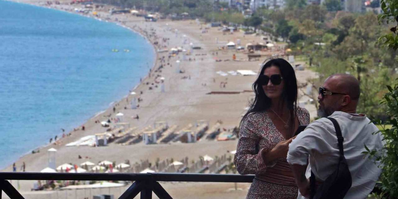 Konyaaltı Sahili’nde Bayram Öncesi Yoğunluğu