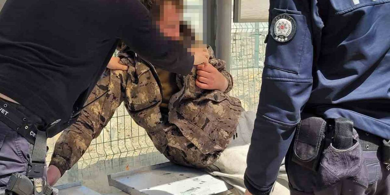 Otobüs Durağında Uyuyakalan Turist Polisi Harekete Geçirdi