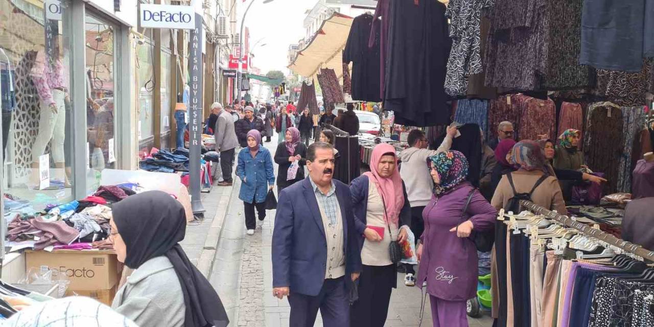 Gördes’te Bayram Alışverişi Esnafın Yüzünü Güldürdü