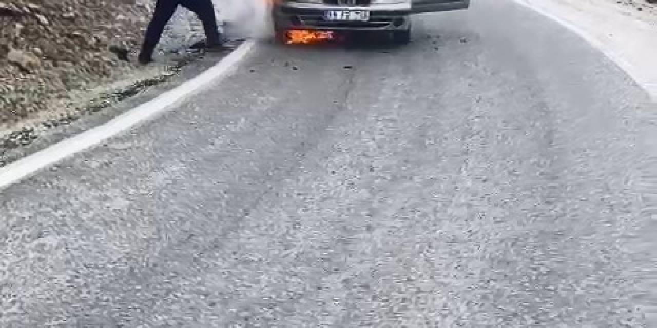 Alev Alev Yanan Otomobili Ceketi İle Söndürmeye Çalıştı, İmdadına Diğer Sürücüler Yetişti