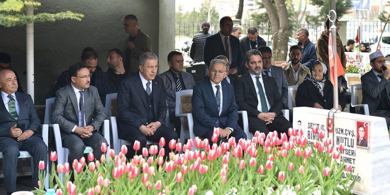 Bakan Akar, Vali Çiçek Ve Başkan Büyükkılıç’tan Şehitlik Ziyareti