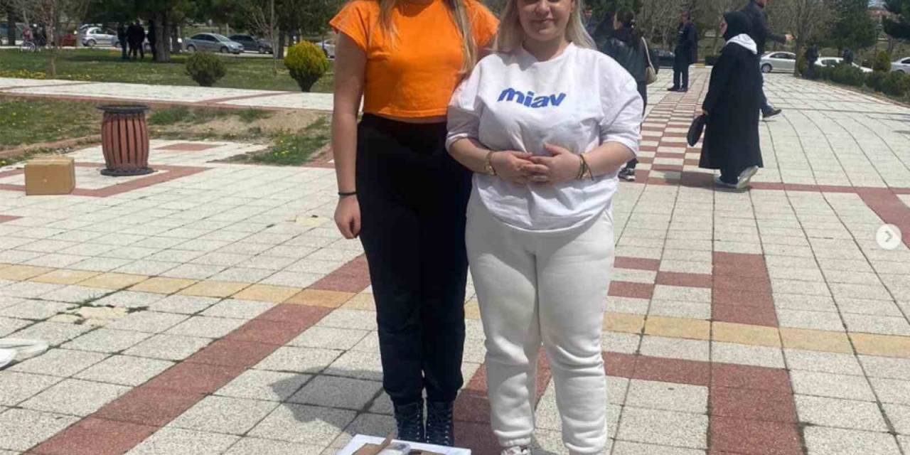 Üniversite Öğrencilerinden Anlamlı Davranış