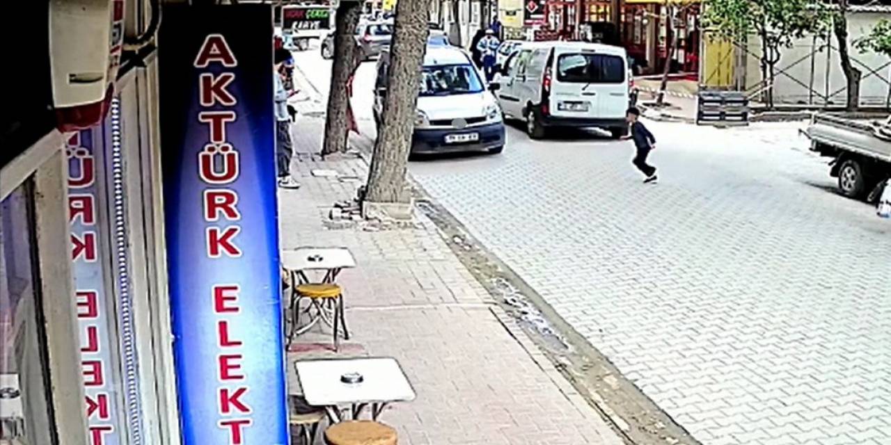 Balıkesir’de 7 Yaşındaki Çocuğun Aracın Altında Kaldığı Kaza Kamerada