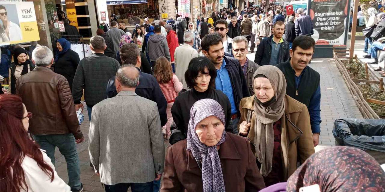 Çarşı Sokakları Doldu Taştı