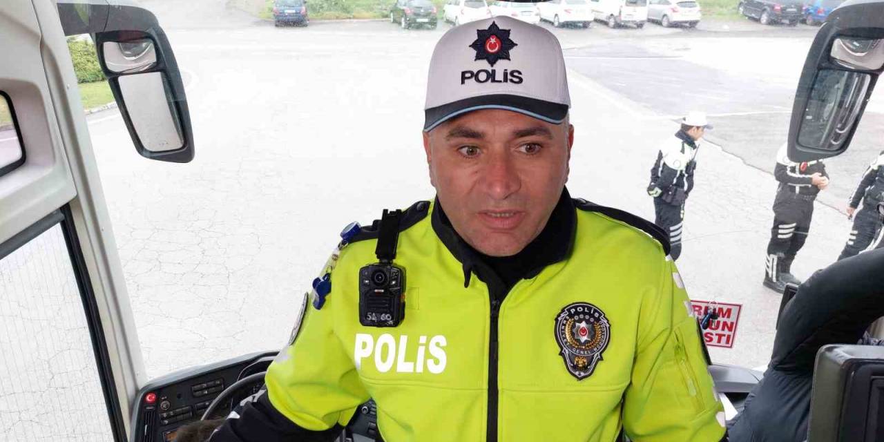 Polisten Bayramda Yola Çıkan Otobüslerdeki Yolculara "emniyet Kemeri Takın" Uyarısı