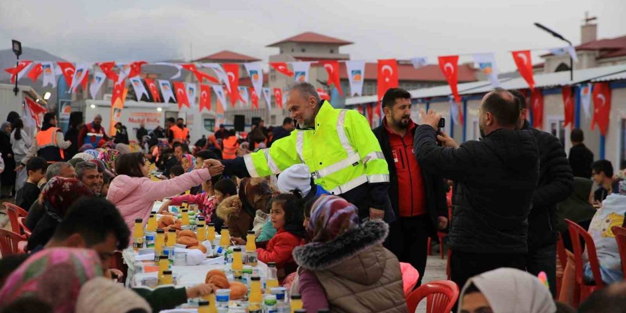 Ak Parti Milletvekili Mahir Ünal’dan Konteyner Kente Bayram Ziyareti