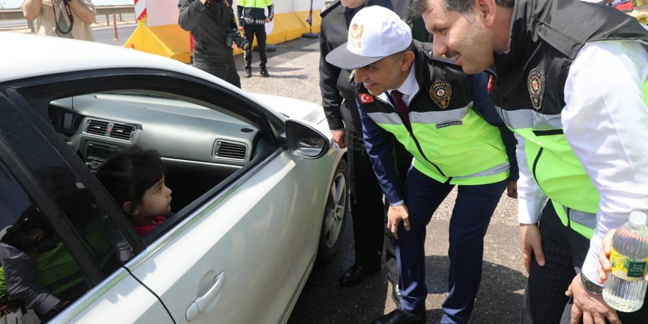 Vali Ayhan Sürücülere Hediyeli Bayram Kutlaması