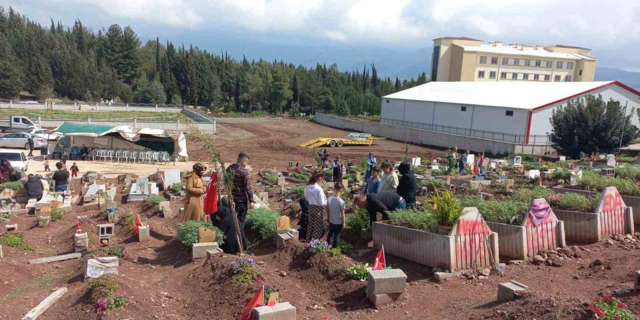 Deprem Hüzünlü Hikayeler Bıraktı: Yakınlarını Kaybedenler Mezarlıkları Ziyaret Etti