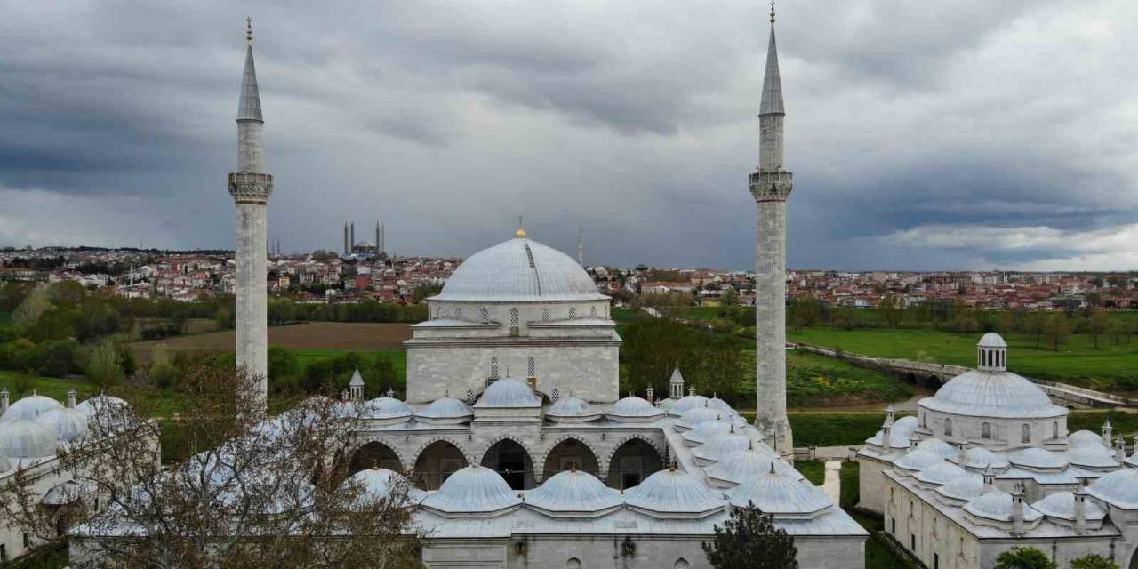 Edirne’de Sultan 2. Bayezid Külliyesi Ziyaretçilerin İlgisini Çekiyor