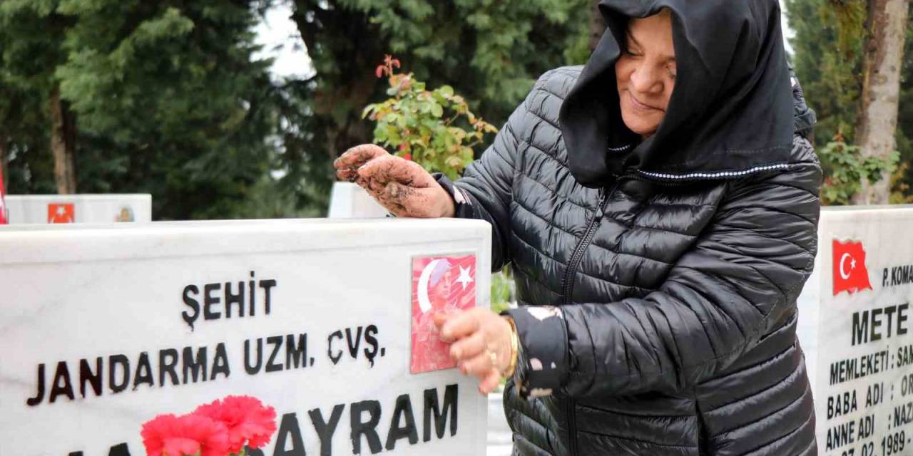 Arefe Günü Şehitlikte Hüzün Hakim