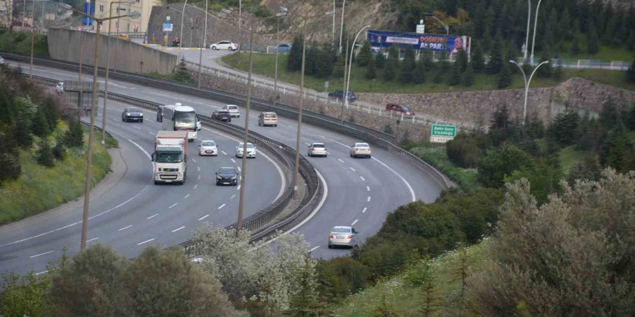 Tem Otoyolu Kocaeli Geçişinde Bayram Trafiği Akıcı Seyrediyor