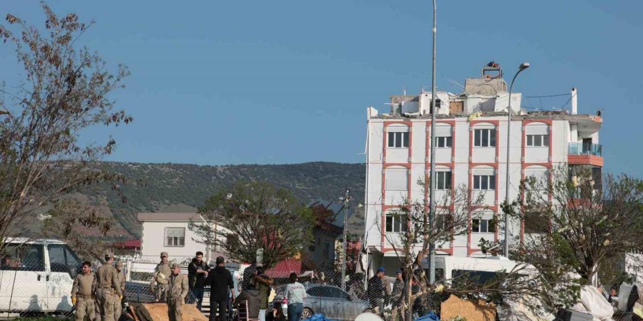 Deprem Bölgesini Fırtına Vurdu, Çatılar Ve Konteyner Uçtu: 1 Ölü, 4 Yaralı