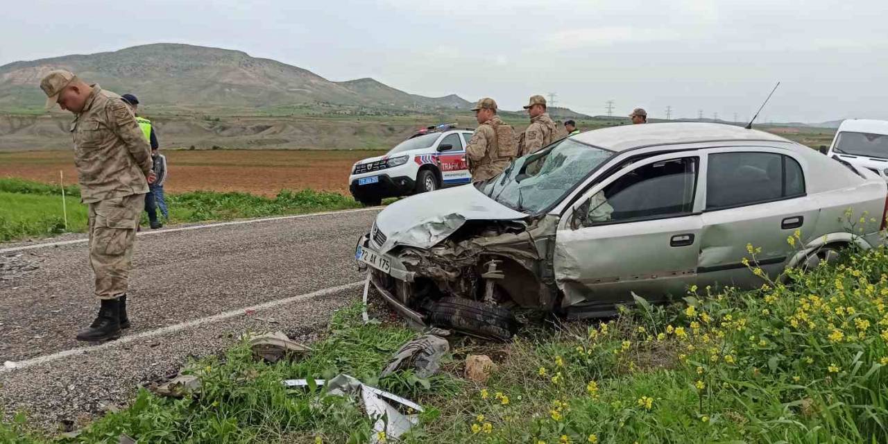 Gercüş’te İki Otomobil Kafa Kafaya Çarpıştı: 6 Yaralı