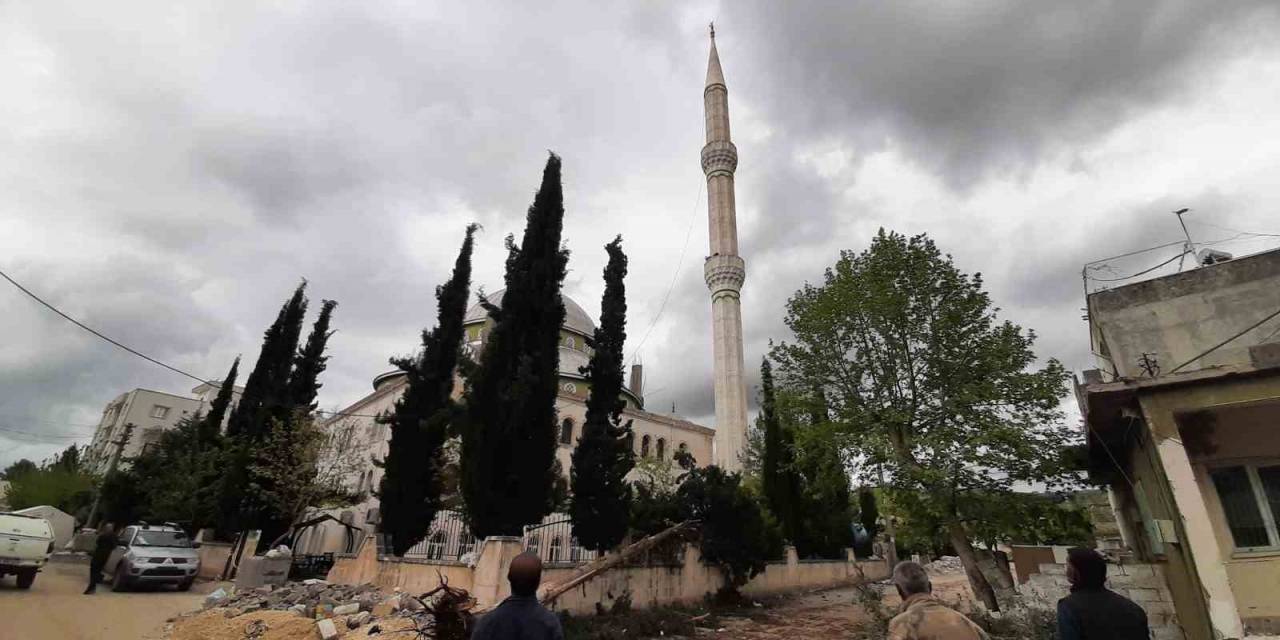Depremde Hasar Gören Minare İçin Yıkım Tepkisi