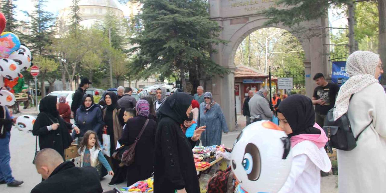 Konya’da Mezarlıklarda Bayram Yoğunluğu