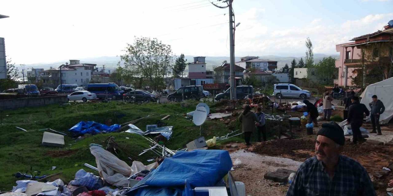 Deprem Bölgesini Fırtına Vurdu: 1 Ölü, 48 Yaraldı