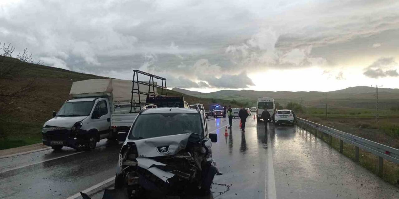Elazığ’da Zincirleme Trafik Kazası: 1 Ölü, 4 Yaralı