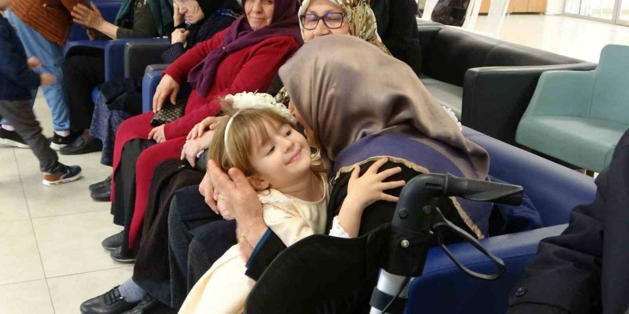 Yaşlılar Merkezinde Kuşaklar Arası Bayramlaşma