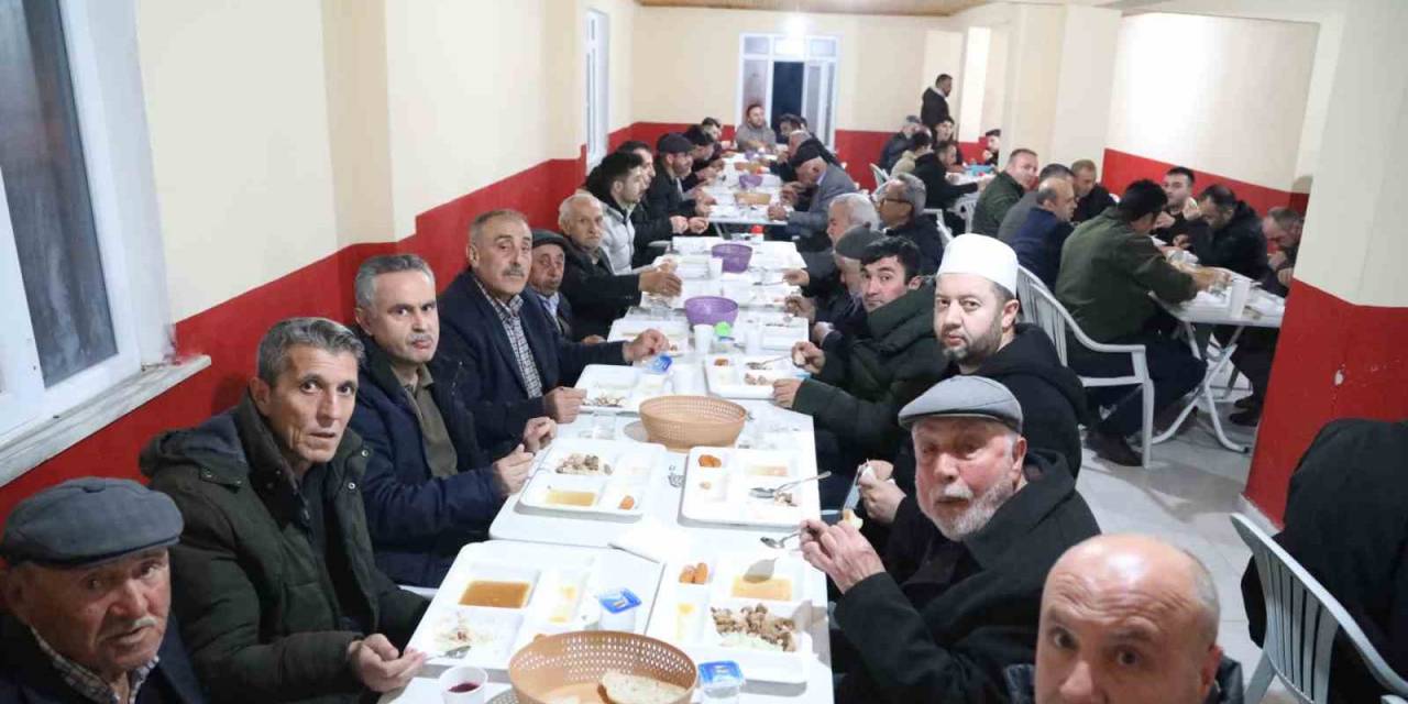 Gençlerinden Mahalleliye İftar Sürprizi