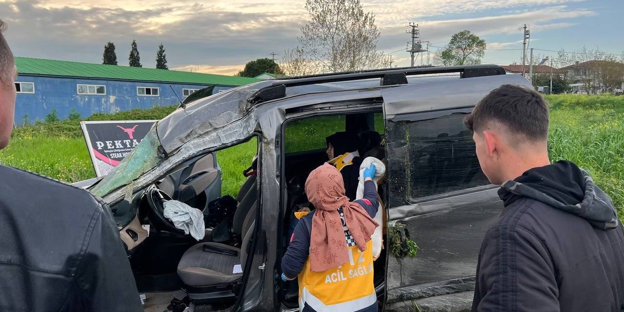 Kontrolden Çıkan Hafif Ticari Araç Takla Attı: 5 Yaralı