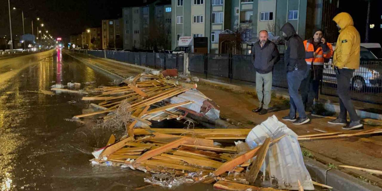 Tatvan’da Fırtına Bina Çatısını Uçurdu, 4 Araç Hasar Gördü