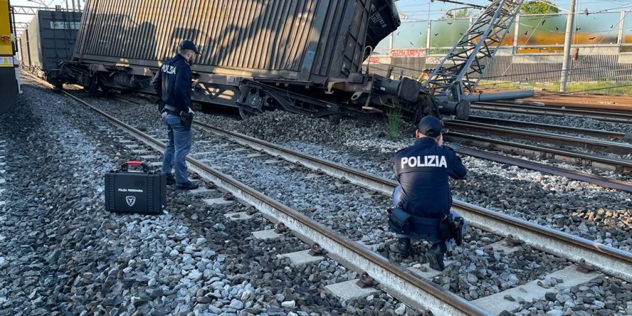İtalya’da Yük Treni Raydan Çıktı