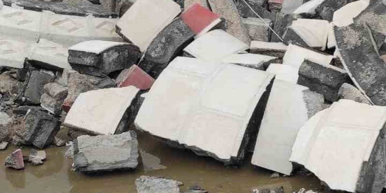 Diyarbakır’da Fırtına Minareleri Yıktı, Çatılar Uçtu