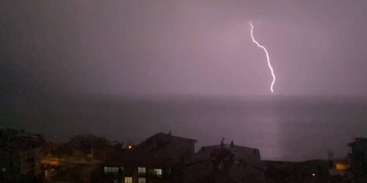 Van Gölü’ne Düşen Şimşekler Geceyi Gündüze Çevirdi