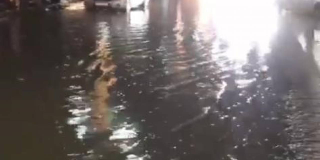 Bitlis’te Sağanak Yağış Sonrası Cadde Ve Sokaklar Dereye Döndü