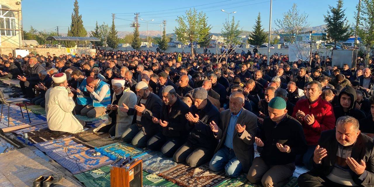Deprem Bölgesi Adıyaman’da Bayram Namazında Eller Semaya Kalktı