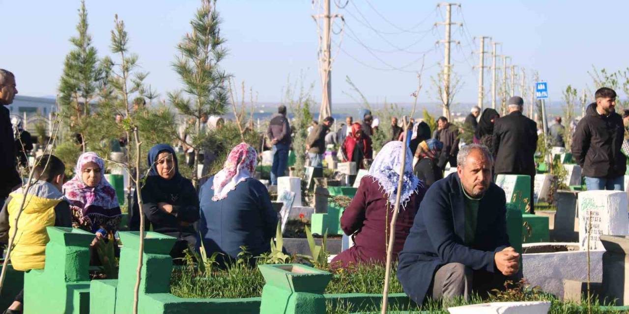 Diyarbakır’da Depremde Hayatını Kaybedenlerin Yakınları Bayram Namazı Sonrası Mezarlarına Ziyarette Bulundu