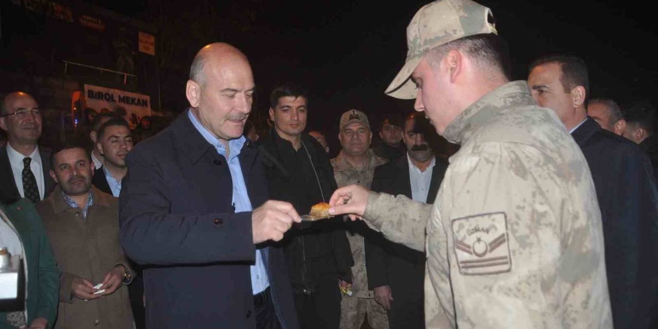 Bakan Soylu, Yeni Köprü’de Asker Ve Vatandaşlara Baklava İkram Etti