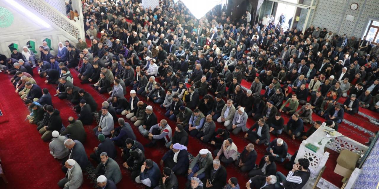 Adalet Bakanı Bozdağ Şanlıurfa’da Bayram Namazı Kıldı