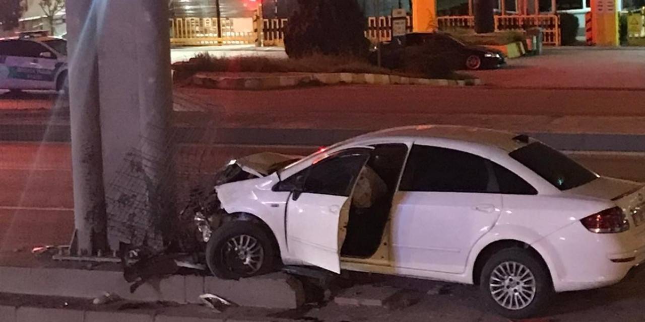 Otomobil Üst Geçit Ayağına Çarptı: 1 Yaralı