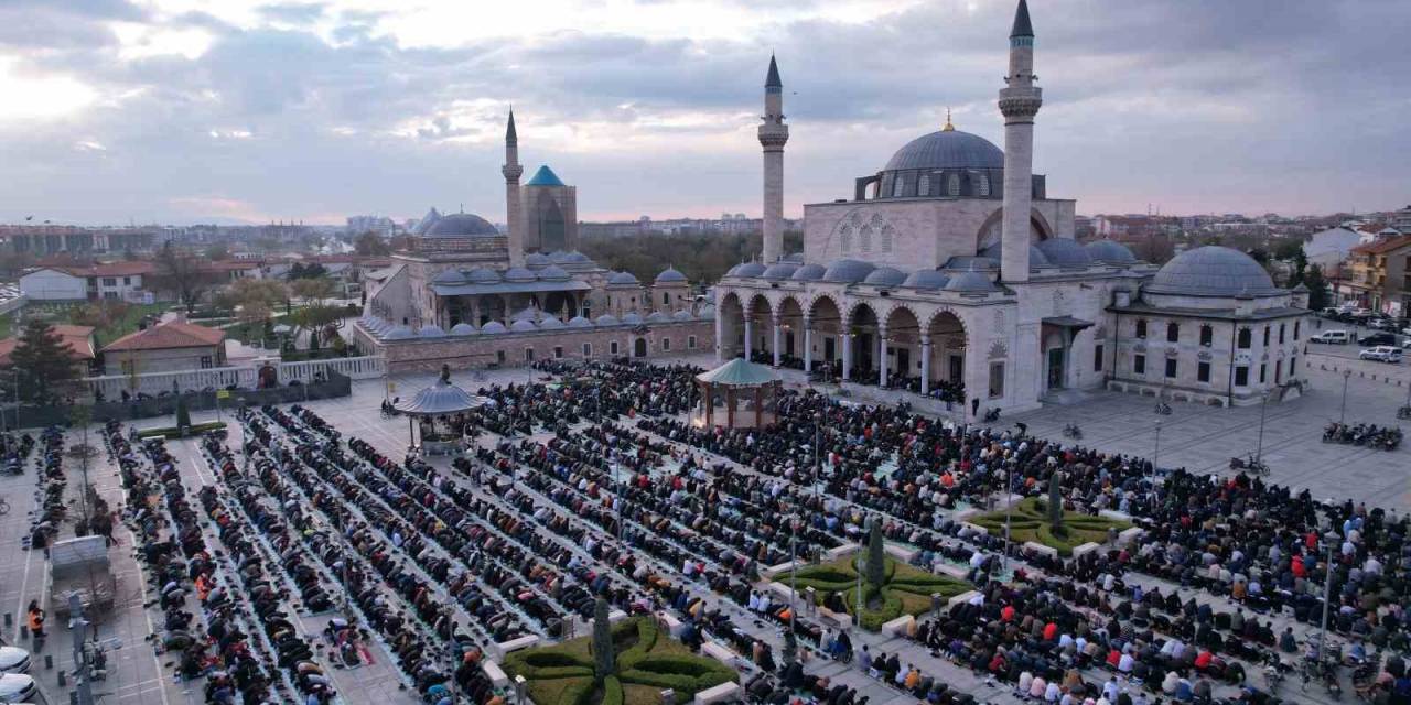 Binlerce Kişi Bayram Namazında Mevlana Meydanı’nda Buluştu