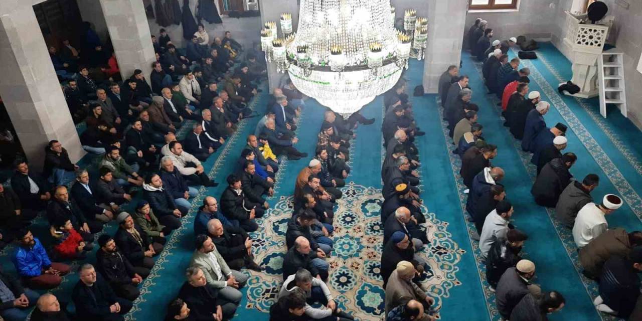 Kars’ta Bayram Namazında Camiler Doldu Taştı